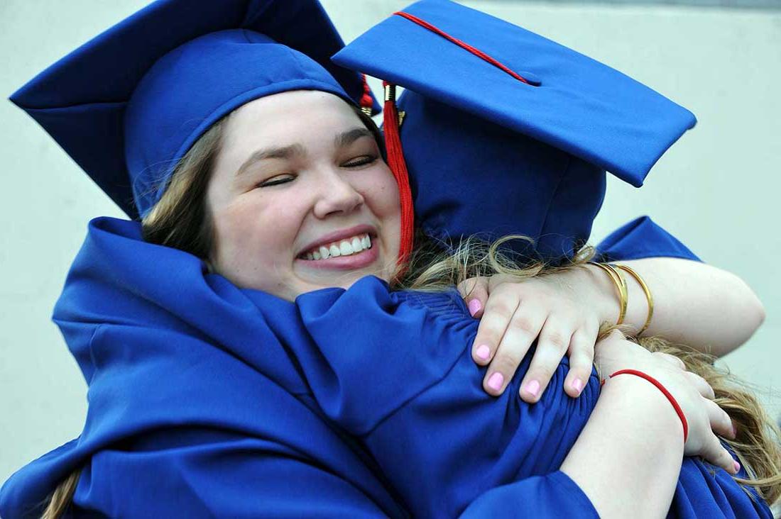 2016年毕业典礼后，毕业生们拥抱在一起.